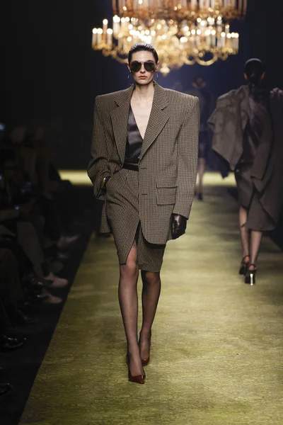 Look 32
